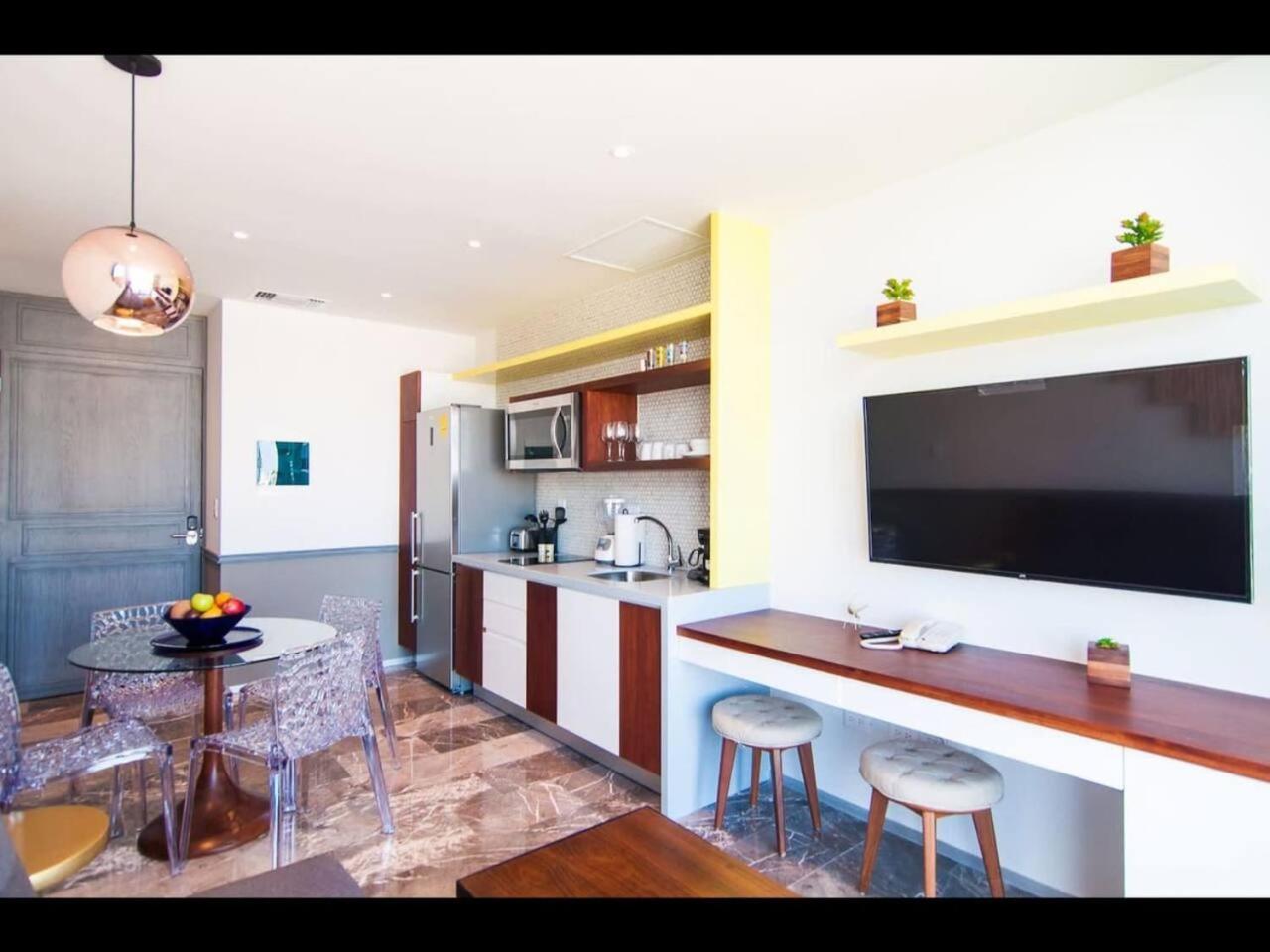 1br 1ba In Singular Joy, Location In Town Apartamento